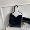 Bolso Retro Casual de Gran Capacidad Bolso Cruzado para Mujer Otoño e Invierno Versátil Simple para Viajes Diarios Bolso de Hombro Tipo Cubo Comercio Exterior Transfronterizo