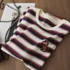 Camiseta Listrada Color-Block da Moda com Bordado de Macaco, Top Confortável de Algodão com Manga Curta e Gola Redonda, Nova Coleção Primavera/Verão