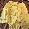 Pijama feminino de alto valor, estilo simples, listrado de amarelo, conjunto de primavera e outono com mangas compridas e calças compridas, conjunto de duas peças para casa