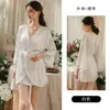 Lindo, sexy conjunto de camisola e roupão 6615, com retalhos de cetim e renda, decote em V profundo, push-up, com bojo removível, costas nuas sedutoras.