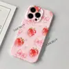 Funda rosa con moño de fresa para teléfono, adecuada para iPhone, funda estilo película, diseño dulce y femenino, para exportación y pedidos al por mayor, funda protectora