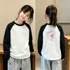 Camiseta de manga larga para niños con diseño de patchwork, nuevo estilo 2026, capa interior de forro polar cepillado para niñas, top de cuello redondo