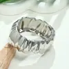 Pulseras Europeas y Americanas Transfronterizas, Lujo Ligero y Gama Alta para Mujer, Diseño de Aleación Brillante Electroplateada, Manos Onduladas Geométricas Plegadas