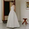 Vestido de Noiva Vintage Sem Alças Leve com Decote em V, Comprimento no Chão, Estilo Simples para Casamentos no Gramado, Sensação de Alto Padrão, Adequado para Fotografia de Viagem e Registro de Casamento
