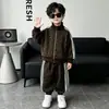 Conjunto de Cardigan com Gola Alta para Meninos Outono 2026 Novo Estiloso Roupas Esportivas para Meninos Pequenos Estilo Primavera e Outono Roupas Infantis