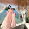 Flor de Cerejeira Rosa é um vestido de férias na praia deslumbrante e único. É um vestido longo e esvoaçante com alças rosas, perfeito para a praia.