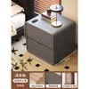 Mesita de noche de madera maciza para uso doméstico en el dormitorio, nuevo modelo 2026, pequeño mueble de almacenamiento de noche estilo vintage color crema, minimalista moderno