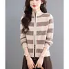 Jaqueta Cardigan de Tricô Listrada com Cor Contrastante Feminina 2026 Novo Estilo Elegante Gola Alta Top Outono Inverno Peça de Roupa Externa Cardigan de Tricô com Toque de Luxo