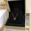 V Oro Edición Alta Calcedonia Roja Amor Collar para Mujer Chapado en Oro Rosa de 18K Moda Lujo Ligero Combinable Colgante Corazón de Durazno Cadena Clavícula