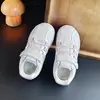 Zapatillas de entrenamiento alemanas para niñas, cómodas, con cierre de velcro, suela blanda, nuevo estilo versátil casual primavera/otoño 2026, también adecuadas como zapatillas deportivas para niños