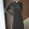 Vestido de Tricô Soltinho Tamanho Grande com Gola Meia-Alta, Comprimento Acima do Joelho, com Peça Externa Longa, Estilo Preguiçoso, para Outono/Inverno 2026, Feminino