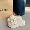 Sandalias de Mujer de Gran Tamaño Transfronterizas Verano 2025 Nuevo Estilo Punta Cuadrada Tacón Bajo Perla Plisado Chanclas Planas