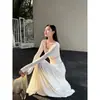 Elegante conjunto de top y falda de base con un solo hombro, encaje recortado y plisados, nueva colección otoño 2026, ropa elegante para mujer