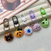 Lindo Llavero de Monstruo de Ojos Grandes y Aterradores Colgante Decorativo Año del Caballo Encanto para Mochila Accesorio Creativo de Halloween para Niñas