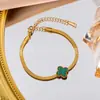 Pulsera de acero de titanio nueva de estilo europeo y americano, no se decolora, versátil y moderna, electrochapada al vacío, joyería que no se decolora para niñas con un toque de alta gama