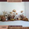 Escena de decoración de escaparate de tienda de ropa con flores de otoño, juncos, hierba y flores secas para una transmisión en vivo con temática femenina