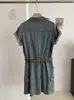 Vestido Jeans Retrô Kekezoon Estilo Hong Kong, Caimento Justo, Valoriza Figuras Baixas, Combinado com Cinto, Saia Curta 8341