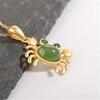 Criativo pequeno animal caranguejo pingente calcedônia verde pequeno caranguejo antigo areia ouro artesanato verde jaspe pingente colar