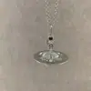 Colar Longo Planeta Saturno 3D para Mulheres 2026 Novo Modelo de Luxo Leve de Nicho Corrente para Clavícula em Camadas Acessório