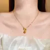 2026 Novo Estilo Pingente Colar Laço Dourado Fosco para Mulheres, Cor Dourada, Alto Padrão, Corrente de Clavícula Exquisita e Luxuosa