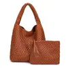 En stock 2024 Nueva Bolsa de Gran Capacidad Moda Femenina Tendencia Axila Hombro Bolso Tejido a Mano para Mujer Texto Suave