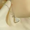 Elegante diseño de piedra ojo de gato falda con forma de abanico collar de acero de titanio para mujer, versátil oro de 18 quilates, cadena de clavícula de lujo ligero de alta gama