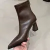 Botas de tornozelo estilo coreano com bico fino e salto grosso para mulheres, novo modelo de moda inverno 2026, sapatos de salto alto de nicho com zíper traseiro, botas elegantes da moda