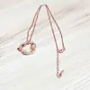 Collar de corazón a corazón en oro rosa con incrustaciones de diamantes Colgante de doble corazón europeo y americano Cadena de clavícula de moda simple para mujer Joyería explosiva