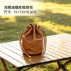 Bolsa de almacenamiento para juego de té de cuero encerado con cierre de cordón, diseñada para proteger y transportar juegos de té, ideal para viajar y como accesorio para la ceremonia del té