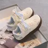 Zapatillas de entrenamiento estilo alemán para niñas, estilo coreano, nueva colección 2026, zapatillas de suela gruesa, bonito diseño bordado, zapatos blancos casuales para estudiantes de primaria, de moda