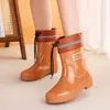 Zapatos de agua altos y modernos, botas de lluvia, botas impermeables cortas hasta la mitad de la pantorrilla, antideslizantes, resistentes al desgaste, zapatos de goma para cocina, botas de lluvia cálidas para mujer