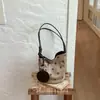 Bolso de mano artístico de lunares estilo coreano, nuevo modelo de verano 2026, bolso de hombro de alta apariencia, bolso cubo casual elegante