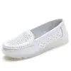 Sapatos novos para enfermeira Primavera e Verão femininos sola macia respirável confortáveis pés sem cansaço antiderrapante sola grossa versátil trabalho médico sapatos brancos