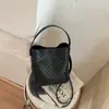 Nova Bolsa Feminina de Verão 2026 Grande Capacidade Cor Sólida Bolsa de Ombro Nicho Simples Padrão Trançado Bolsa Saco de Ombro para Mulheres
