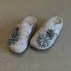 Zapatos tipo Birkenstock sin cordones de piel de vaca mate con pedrería de patrón de llamas, nueva moda de verano 2026 sandalias cerradas sin cordones de suela gruesa