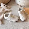 Zapatos Forrest Gump de suela blanda para niñas, nueva colección primavera/verano 2026, zapatos casuales de moda y versátiles para niños, zapatillas de entrenamiento alemanas de suela blanda para niños mayores