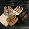 Ropa diaria pequeña para mujer: zapatos de mujer con elementos de lunares, punta redonda poco profunda, diseño de doble tira y hebilla, nuevo estilo 2026