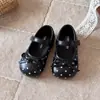 Sapatos de princesa com laço para meninas, nova coleção primavera/outono 2026, sapatos infantis de sola macia, sapatilhas de bolinhas para bebês meninas