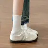 Bonitas Tenis Blancos de Suela Gruesa para Mujer Lovely You, Nuevos Zapatos de Plataforma con Patrón de Estrella Otoño 2026, Zapatos de Entrenamiento Versátiles de Nicho Ins Estilo Alemán