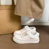 Tênis de Lona Rosa para Mulheres 2026 Novo Verão Bico Redondo Sola Grossa Tênis Casuais Versáteis Estilo Fada Sapatos Brancos para Mulheres