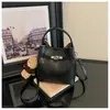 Bolsa de balde retrô de alta qualidade para mulheres, nova bolsa de mão estilo 2026, bolsa transversal moderna e estilosa, bolsa de trabalho da moda para mulheres
