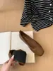 Sapatos femininos vermelhos baixos estilo francês, sapatos pretos versáteis para o dia a dia primavera e outono 2026, mocassins prateados com sola macia