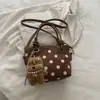 Bolso cubo nuevo retro y minimalista, un bolso de mano moderno y casual para otoño de 2026, con un diseño texturizado y adecuado para que las mujeres lo lleven como bolso de hombro o bolso cruzado