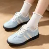 Zapatillas de entrenamiento alemanas estilo coreano para niños, colección primavera/otoño 2026, zapatillas casuales versátiles para niñas, cómodas zapatillas blancas estilo coreano para niños de mediana y mayor edad