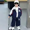 Conjunto Deportivo Elegante para Niños Primavera y Otoño 2026 Nuevo Conjunto Casual de Dos Piezas para Niños, Chaqueta Rayada Fresca y de Moda Tendencia