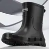 Botas de chuva masculinas de bico fechado, comprimento até a panturrilha, impermeáveis, antiderrapantes, resistentes ao desgaste, adequadas para pesca, uso na cozinha e como botas de trabalho ou sapatos de borracha.