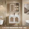 Sencillo tocador de baño rústico estilo francés, que incluye un mueble para lavabo y lavabo integrado