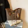 Bolsa Tote Marrón Repujada Retro Europea y Americana Primavera 2026 Bolsa Tote de Gran Capacidad con Colgante de Perlas para Llevar al Hombro