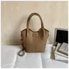 Bolso Cesta Casual Simple con Patrón de Lichi Retro, Bolso de Mano Versátil para el Día a Día, Bolso Cruzado Elegante para Oficinistas