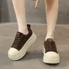 Tênis de sola grossa estilo coreano para aumentar a altura para mulheres, coleção de outono 2026, versátil, faz os pés parecerem menores, casual, super estiloso, tênis da moda